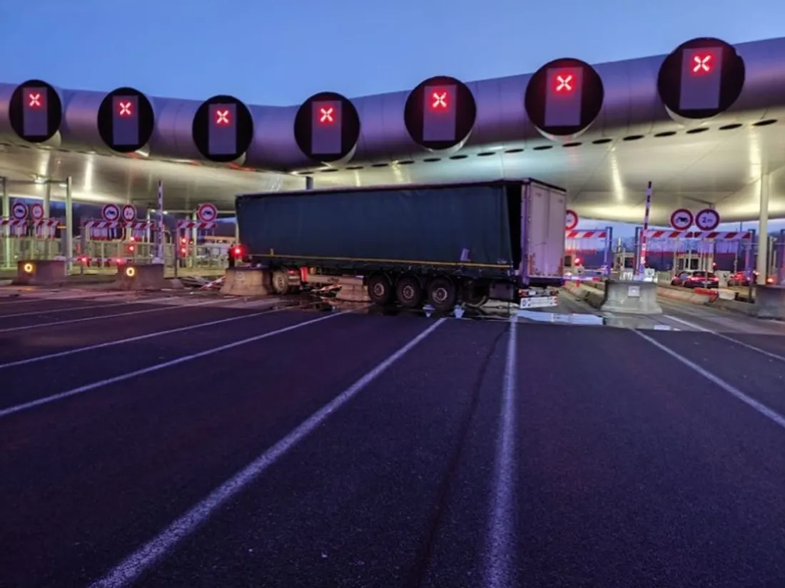 Un camion s’encastre dans le péage : huit voies bloquées à Saint-Arnoult-en-Yvelines 
